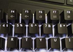 电脑键盘的光怎么关闭和开 如何关闭笔记本键盘背光灯